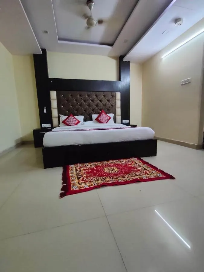 **  Hotel Star Palace - Near Karol Bagh Metro دلهي الهند