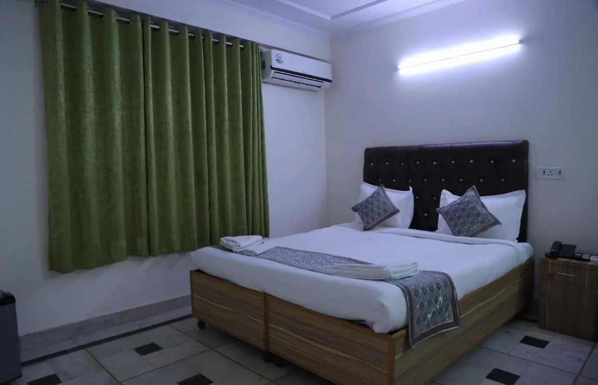 Hotel Star Palace - Near Karol Bagh Metro دلهي الهند